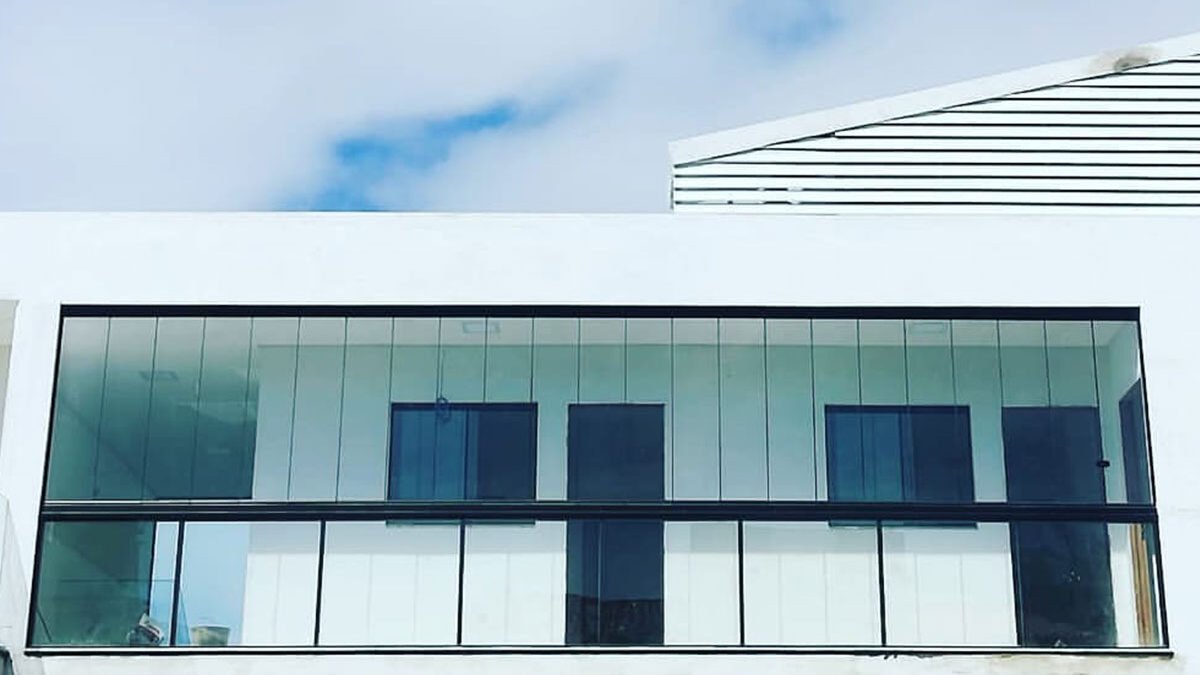 Cortina de Vidro em Varanda protegendo o interior da casa contra interpéries.