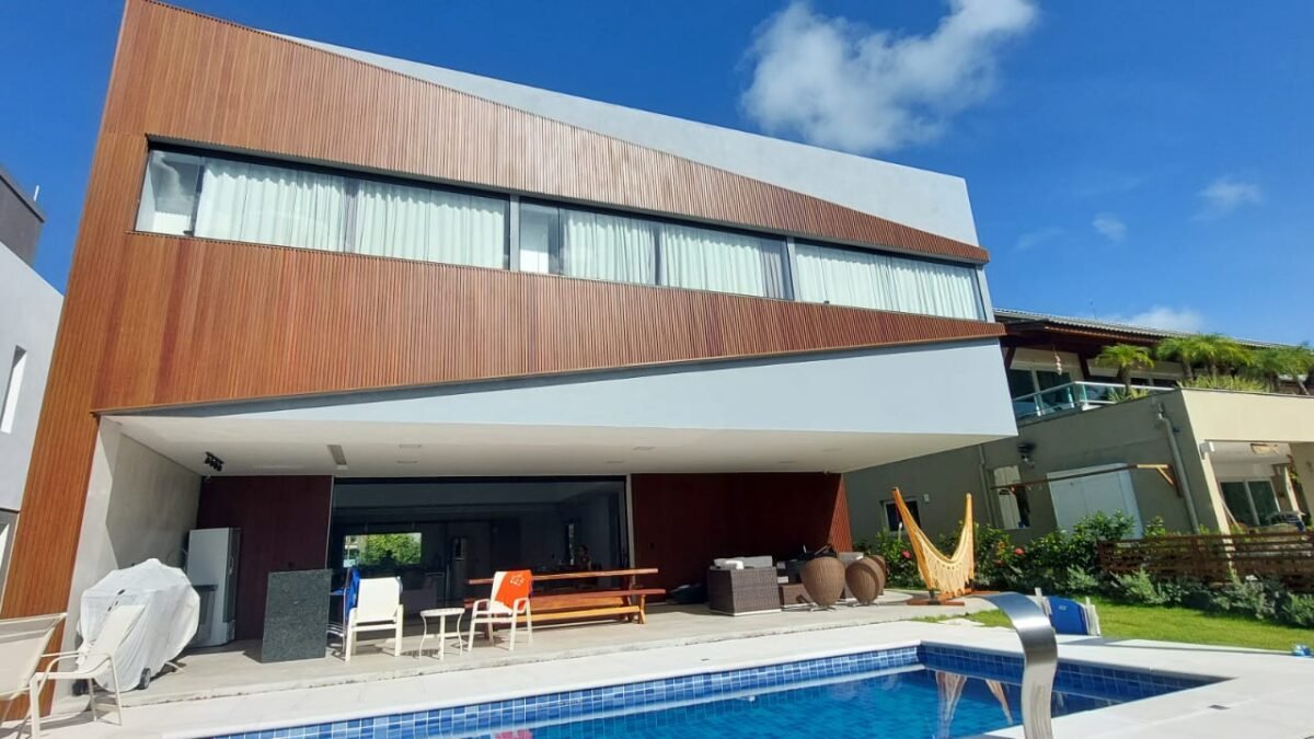 Imagem da fachada de uma casa revestida com alumínio amadeirado