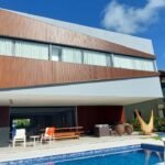 Imagem da fachada de uma casa revestida com alumínio amadeirado