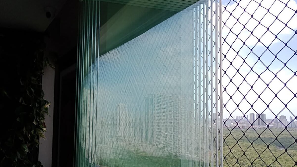 Imagem dos paineis de uma cortina de vidro.